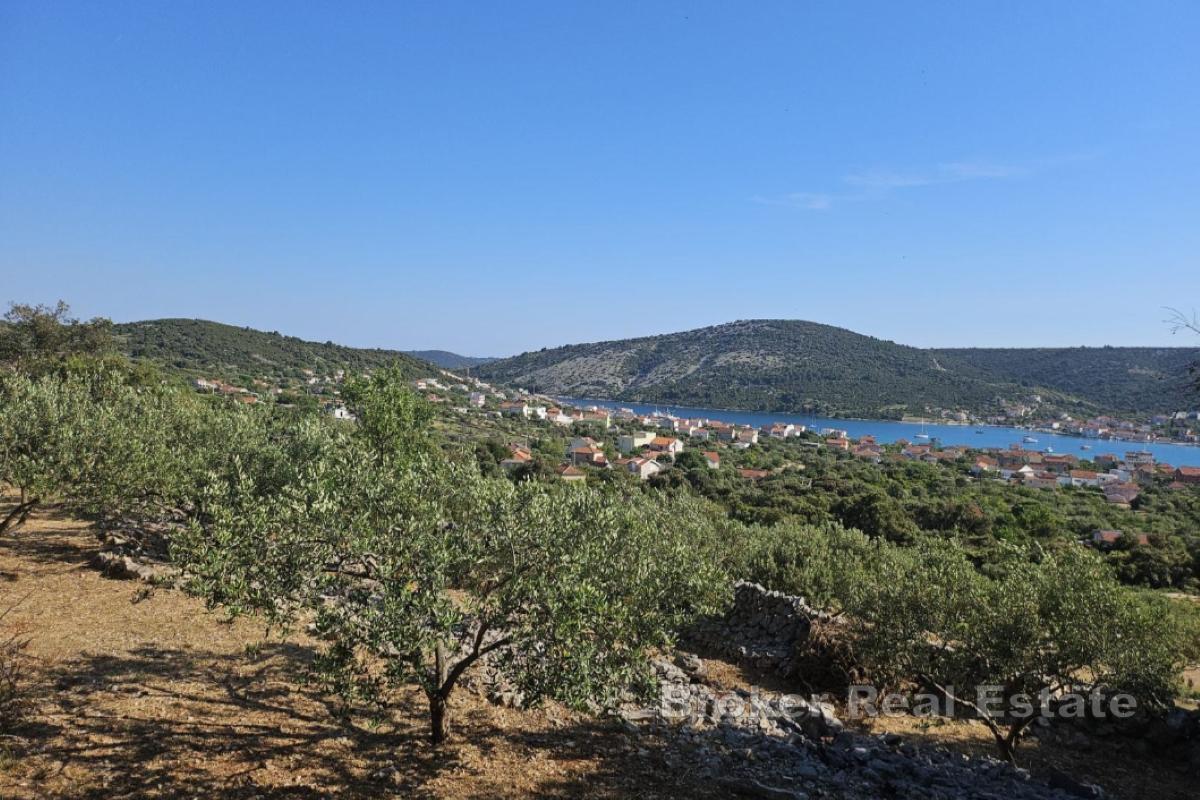 Terrain avec vue sur la mer
