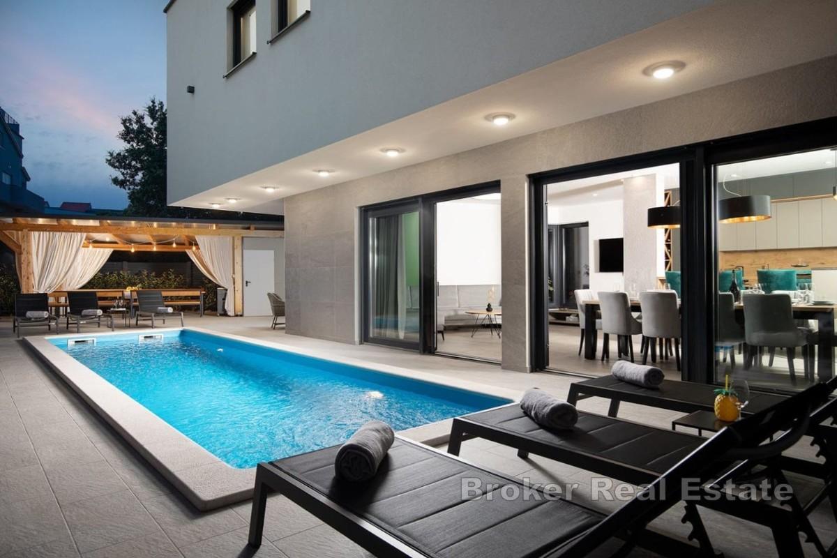Lyxig nybyggd villa med pool
