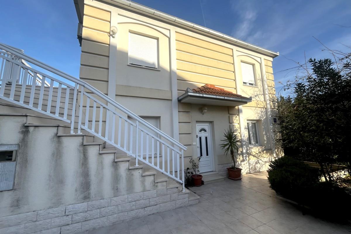 Hus med havsutsikt och planerat projekt