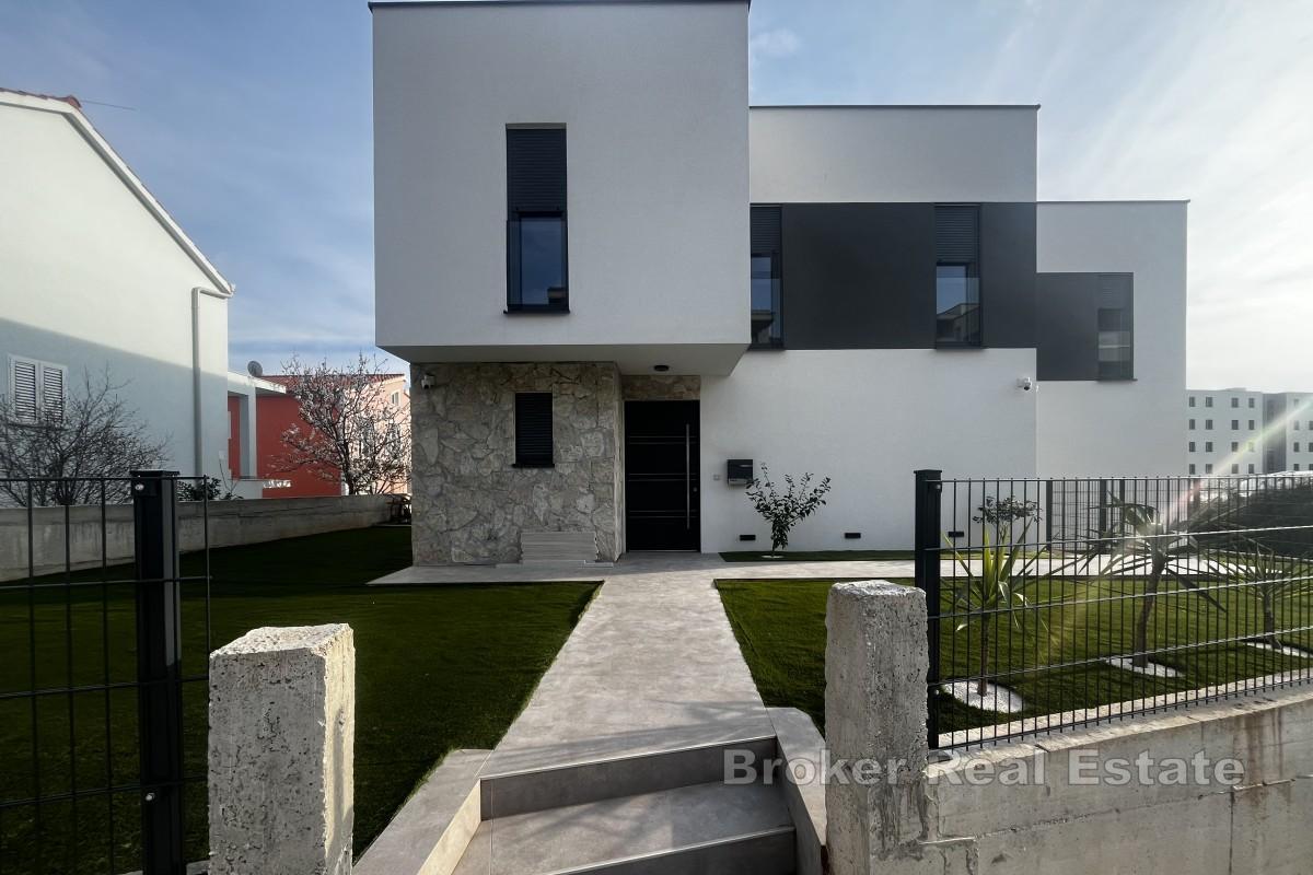 Роскошный дом с бассейном и видом на море