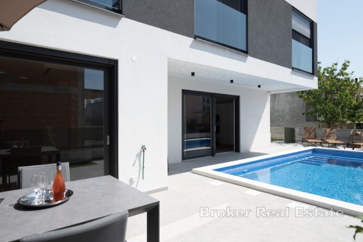 Роскошный дом с бассейном и видом на море