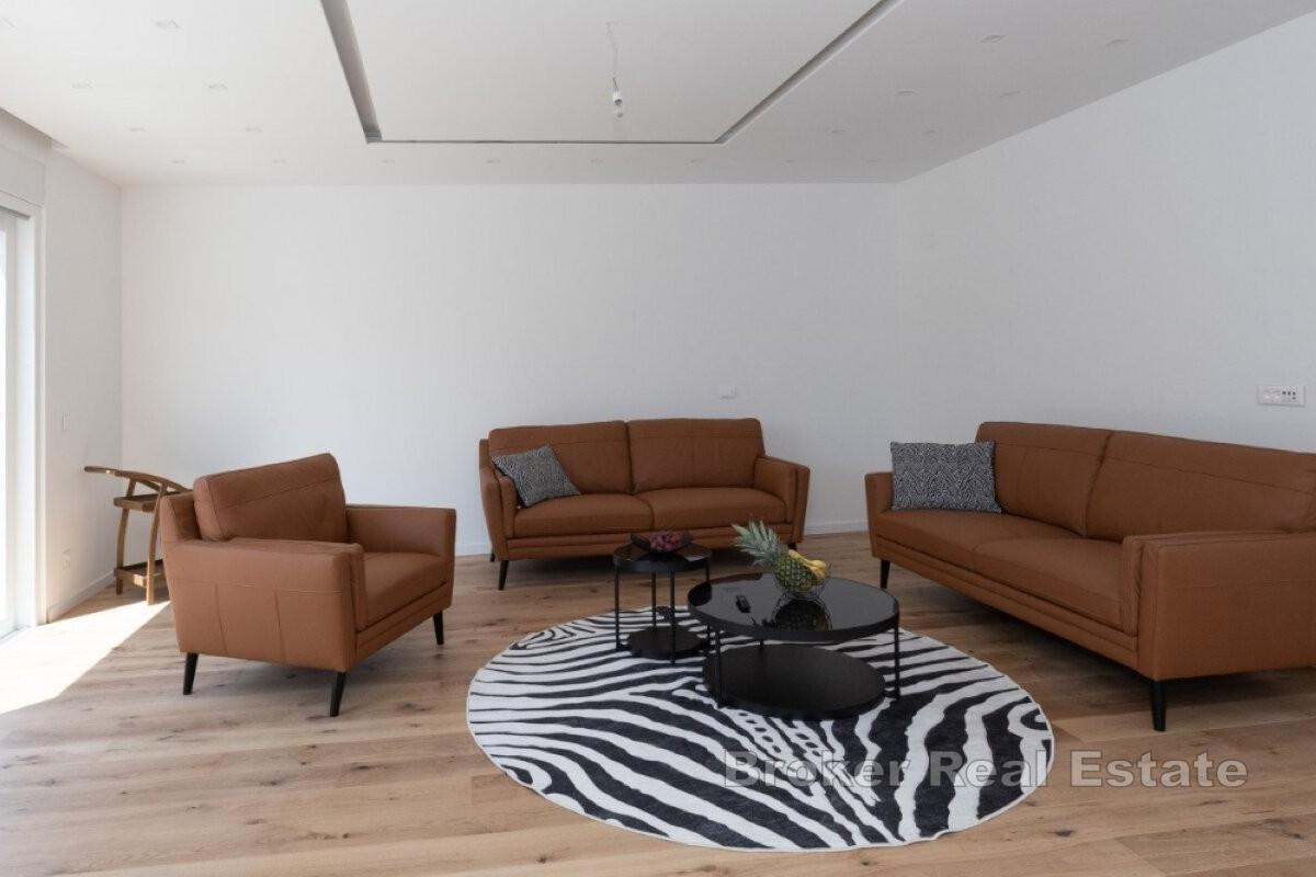 Роскошный дом с бассейном и видом на море