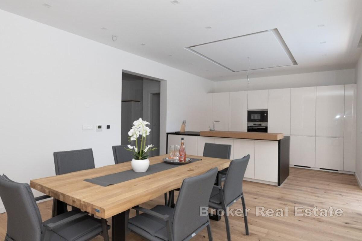 Роскошный дом с бассейном и видом на море