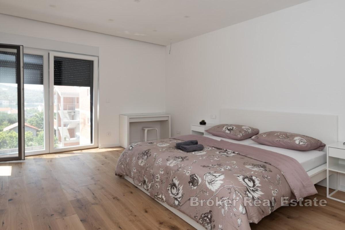 Роскошный дом с бассейном и видом на море