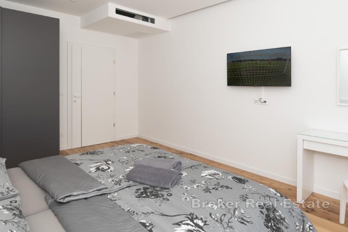 Роскошный дом с бассейном и видом на море