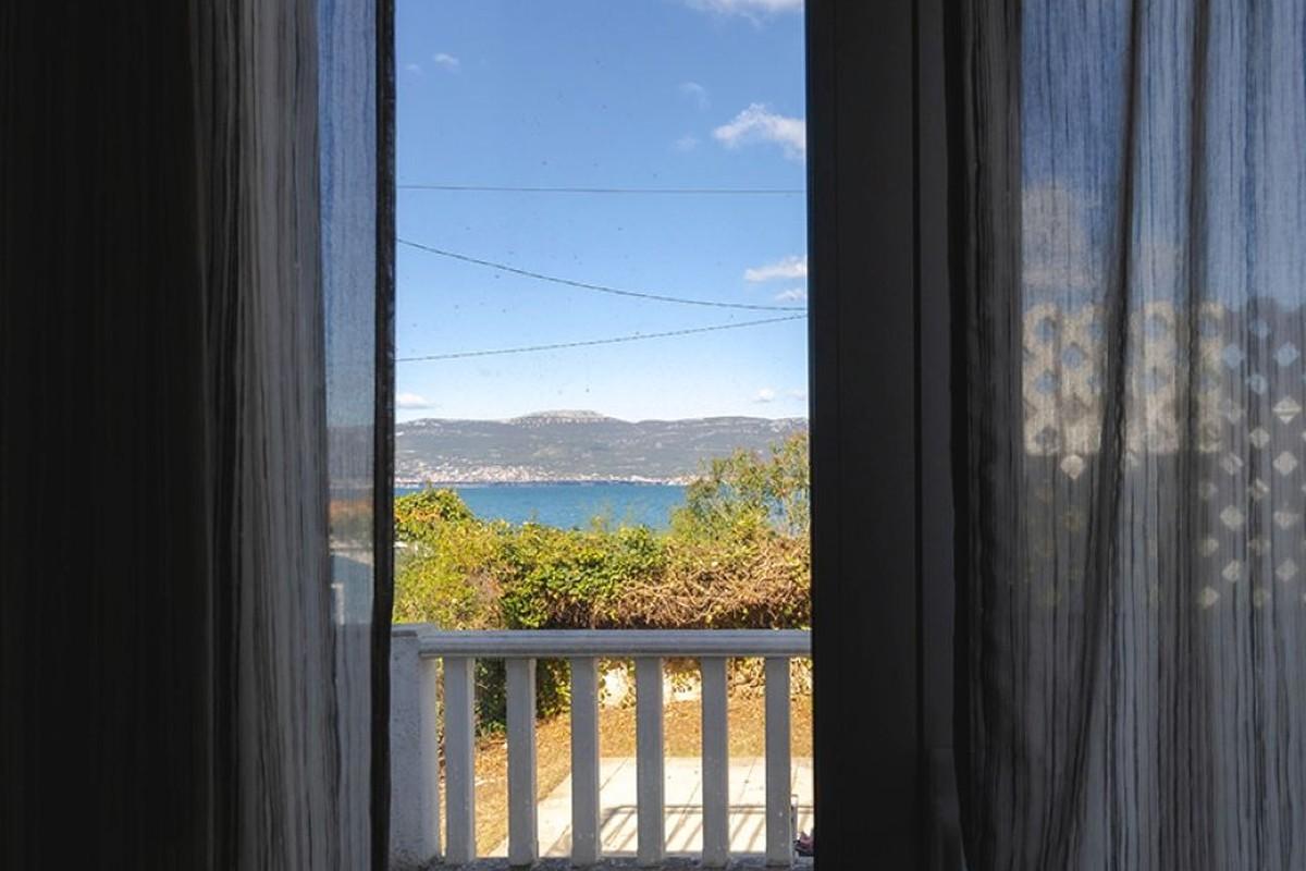 000-2057-27-Ciovo-vacation-house-first-row-to-the-sea-for-sale