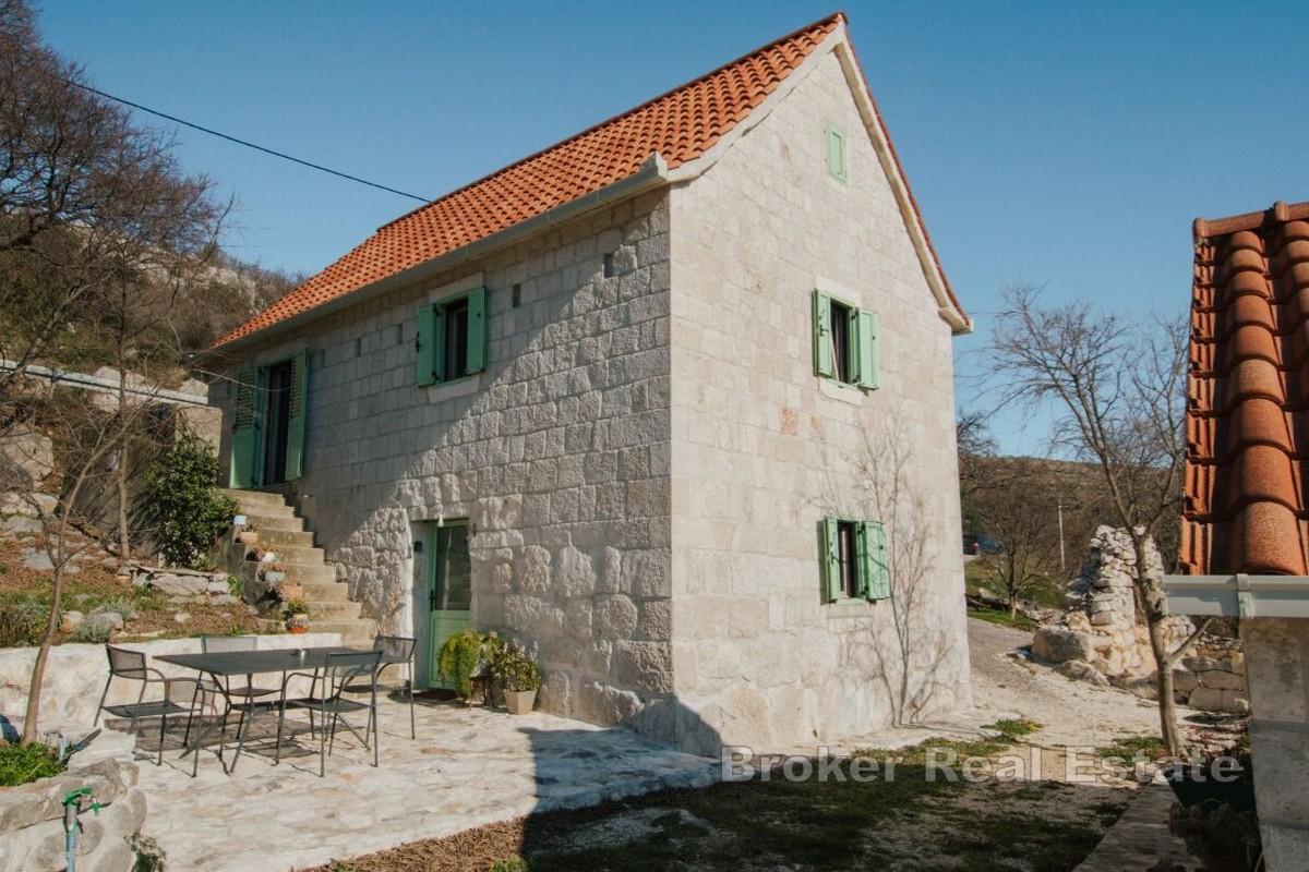 Tradycyjny kamienny dom w spokojnej okolicy