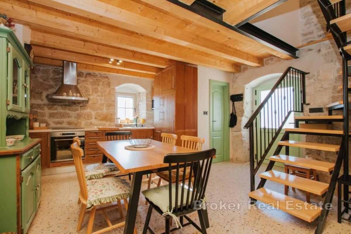 Tradycyjny kamienny dom w spokojnej okolicy