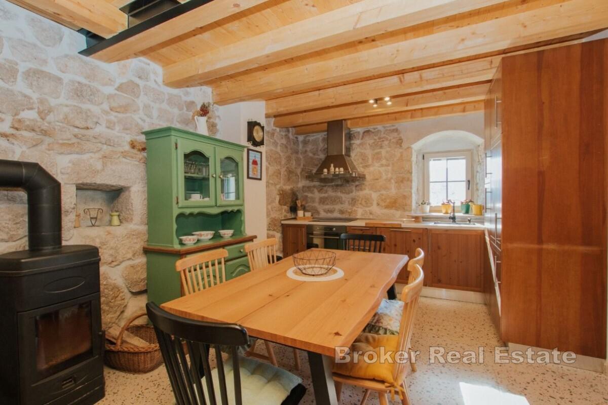 Tradycyjny kamienny dom w spokojnej okolicy