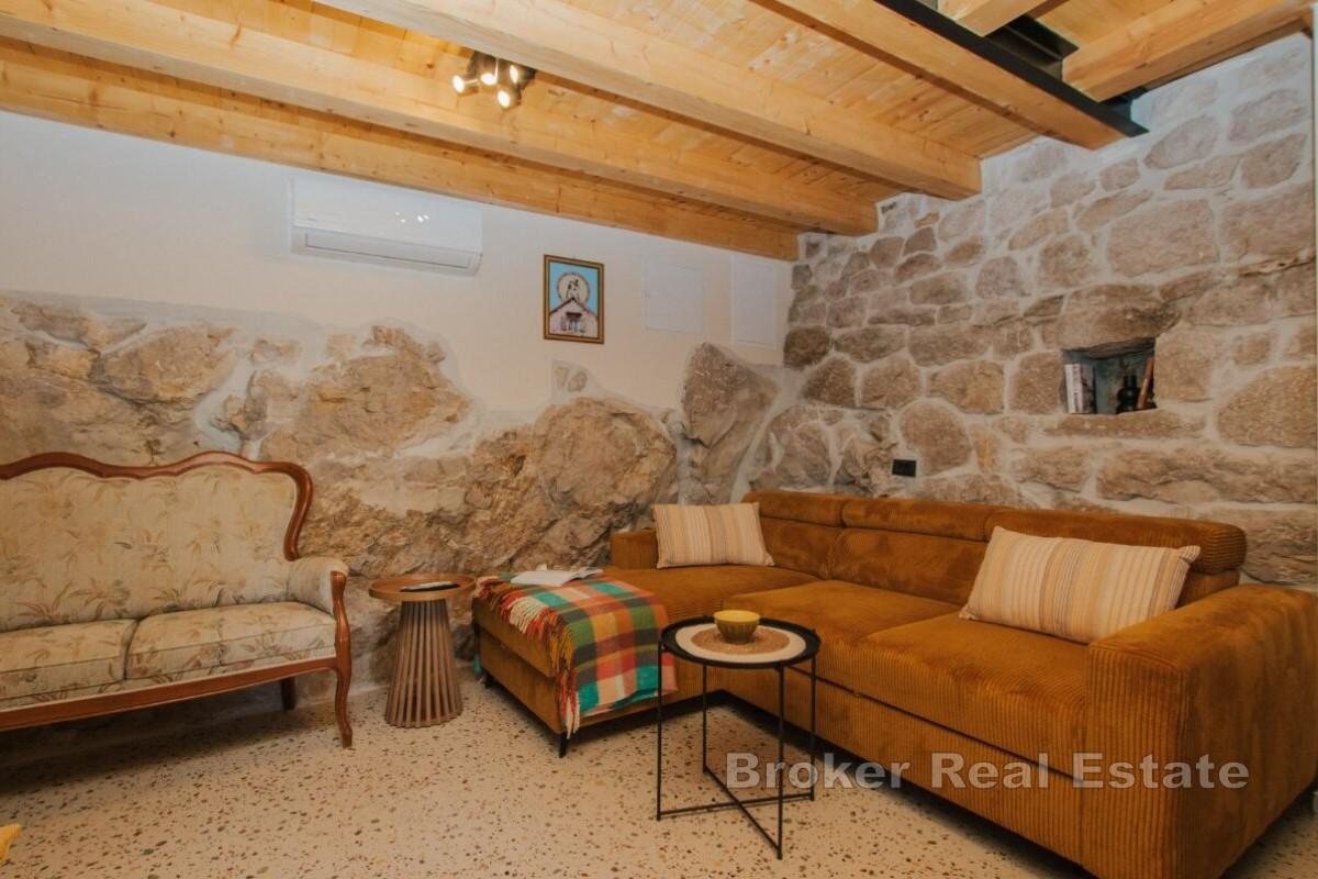 Tradycyjny kamienny dom w spokojnej okolicy