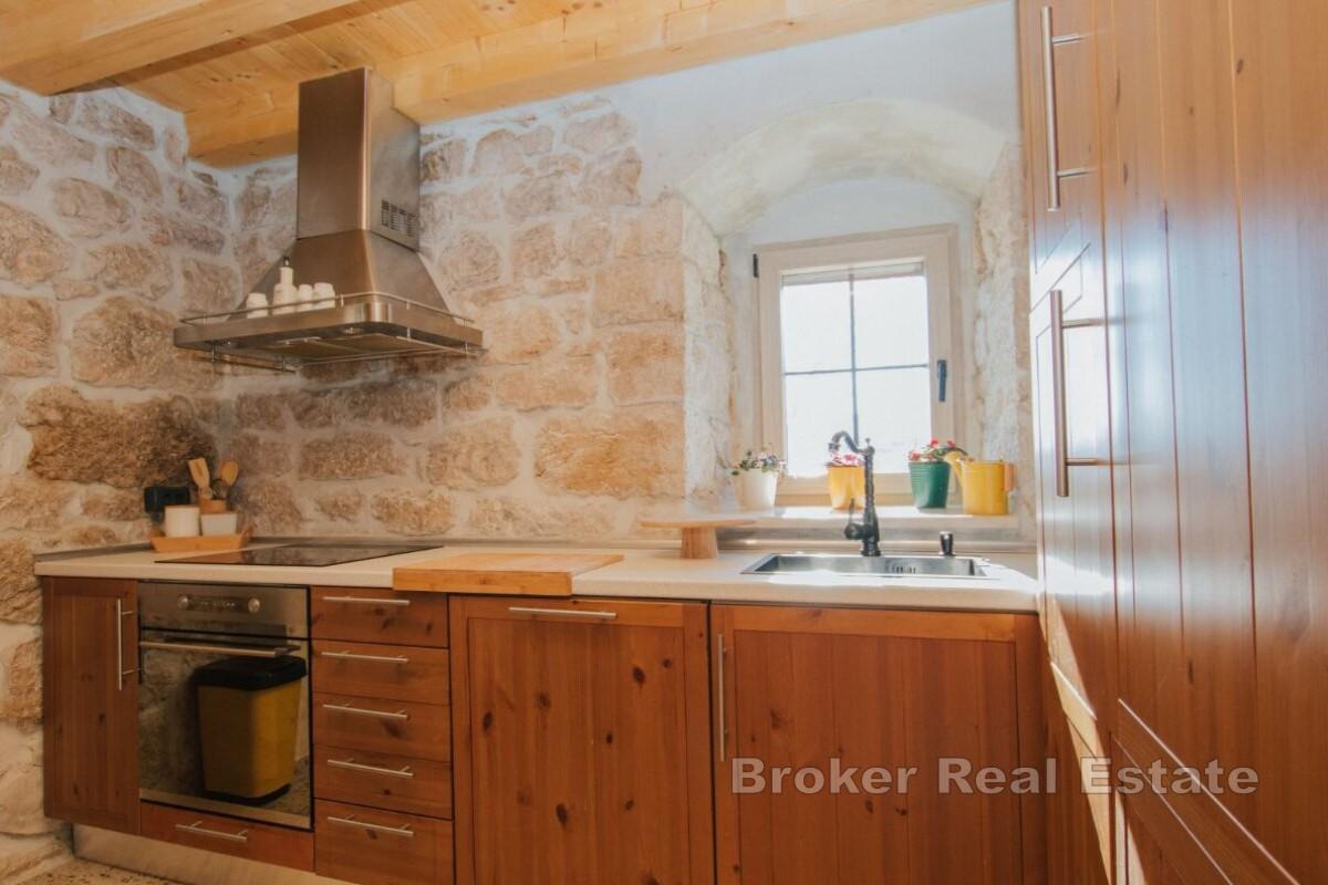 Tradycyjny kamienny dom w spokojnej okolicy