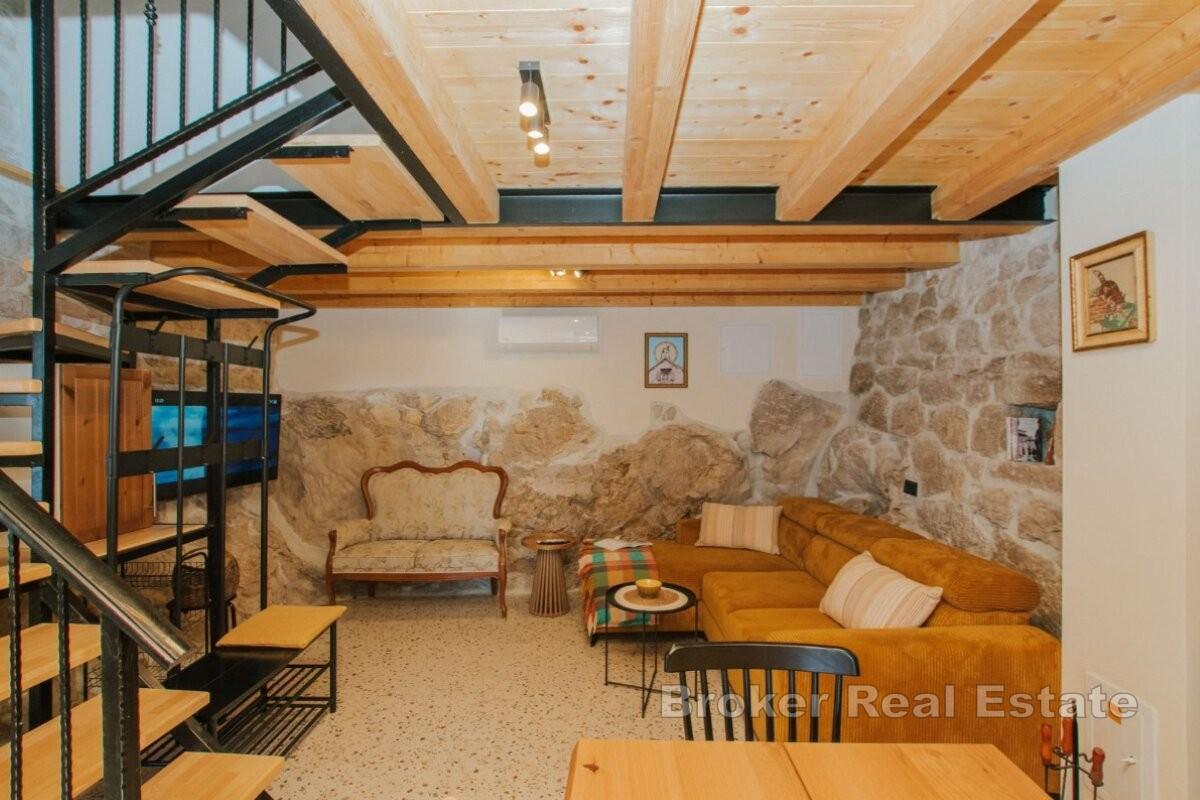 Tradycyjny kamienny dom w spokojnej okolicy