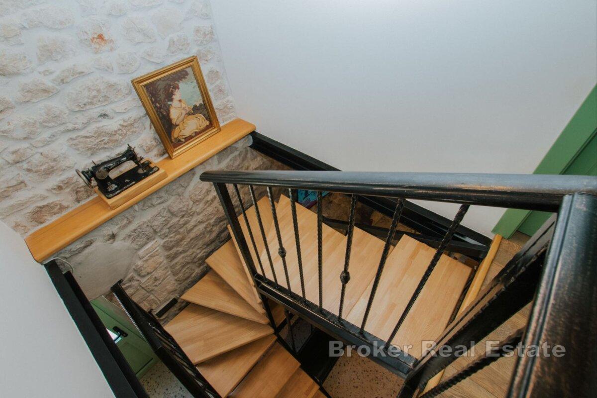 Tradycyjny kamienny dom w spokojnej okolicy