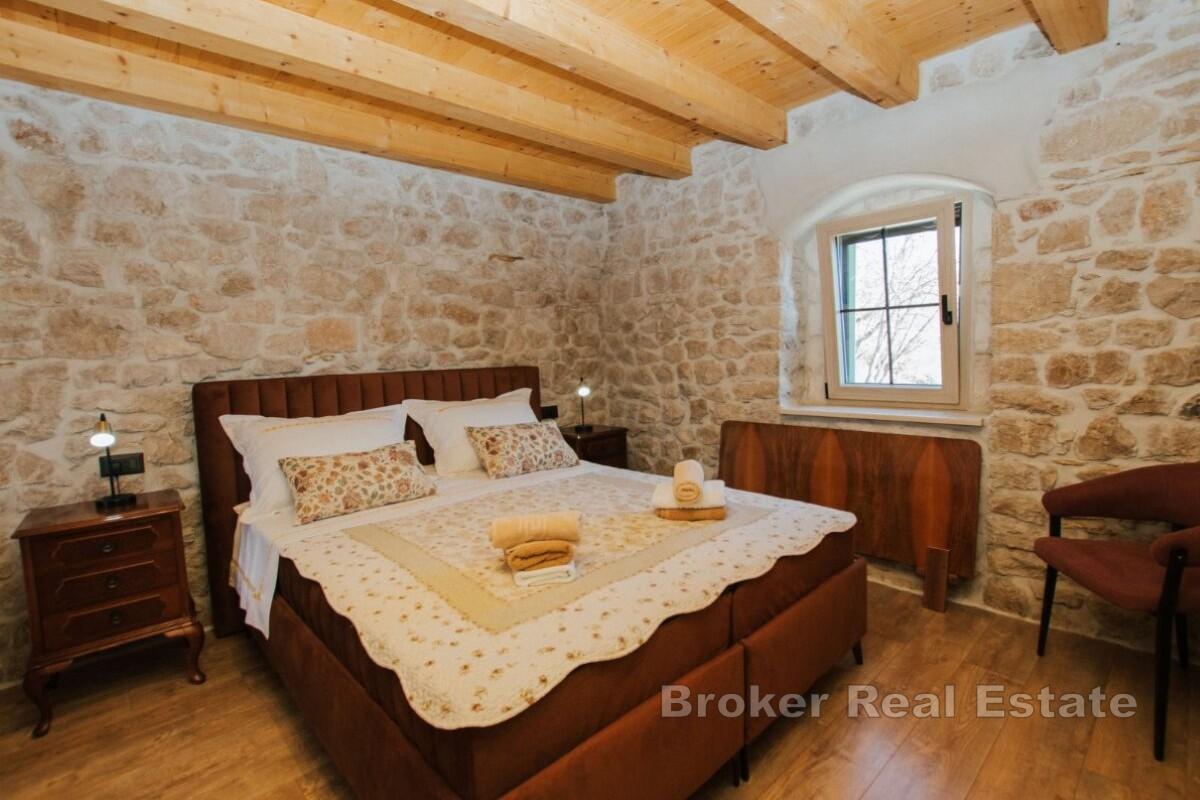 Tradycyjny kamienny dom w spokojnej okolicy