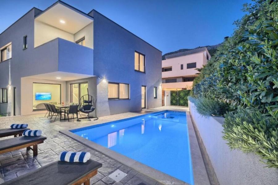 001-2057-29Split-area-luxury-villa-with-pool-and-sea-view-for-sale