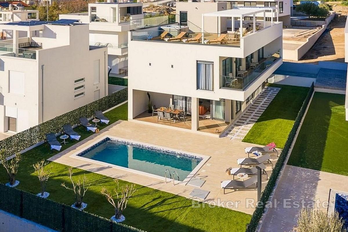 Luxuriöse Neubauvilla mit Pool und Meerblick