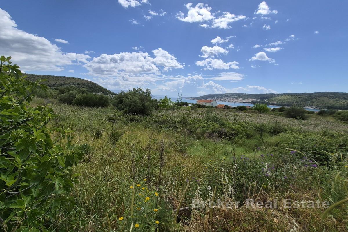 Terrain constructible idéalement situé avec vue mer