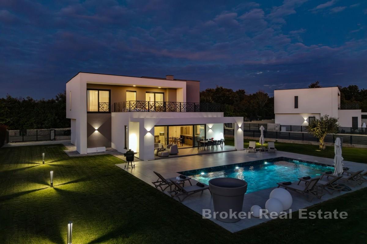 Villa di lusso contemporanea con piscina privata