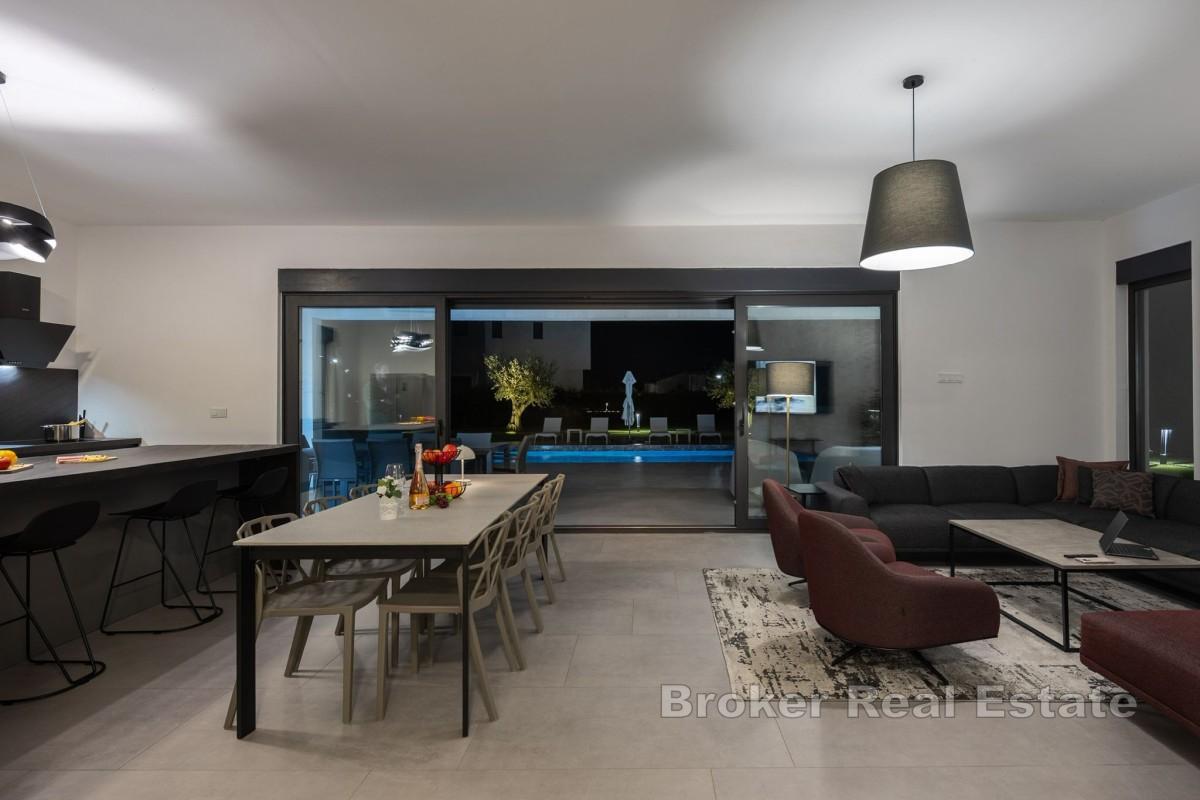 Villa di lusso contemporanea con piscina privata
