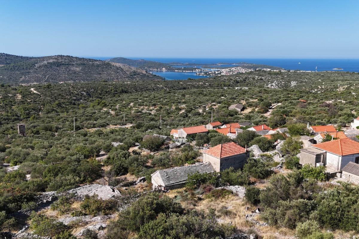Terrain constructible avec vue panoramique sur la mer