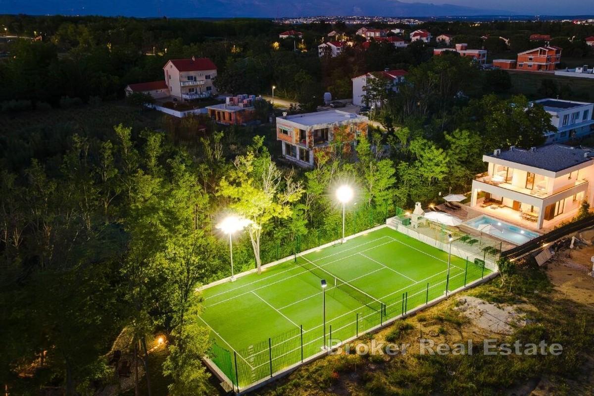 Luksuzna vila s privatnim teniskim terenom i bazenom sa slanom vodom