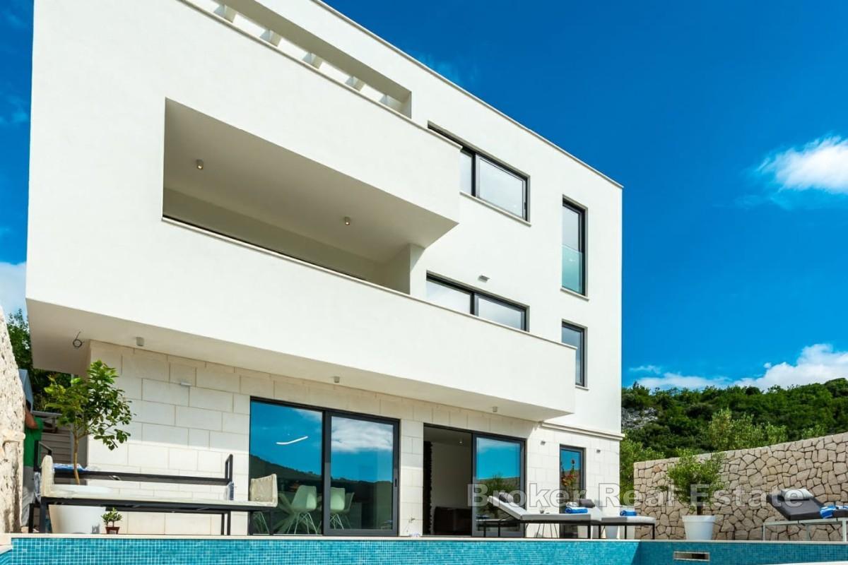 Luxusní vila v blízkosti pláže s výhledem na moře