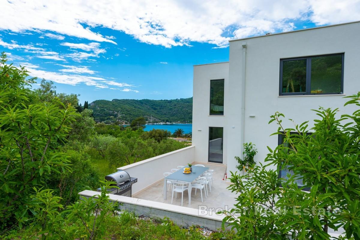 Lyxig villa nära stranden med havsutsikt