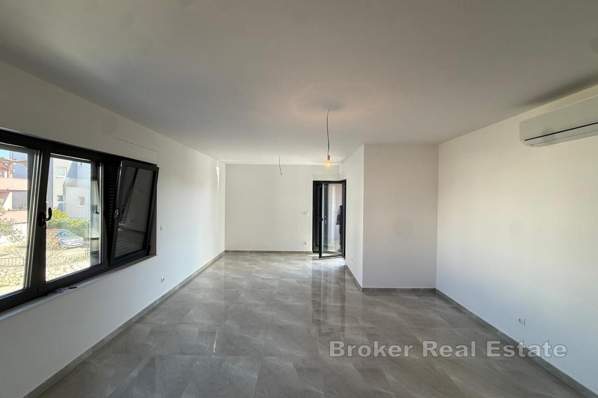 Prostrani dvoetažni stan na mirnoj lokaciji