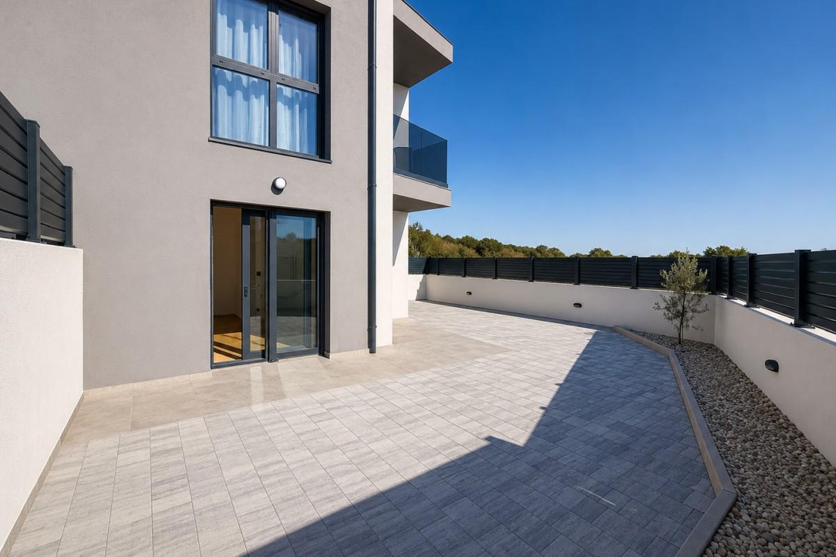 001-2058-06-sibenik-modern-apartment-with-yard-for-sale