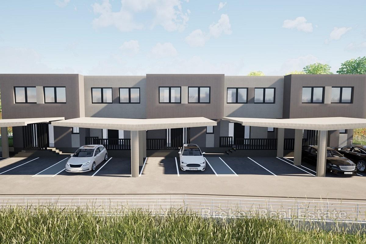 Moderne enebolig med privat hage og terrasse