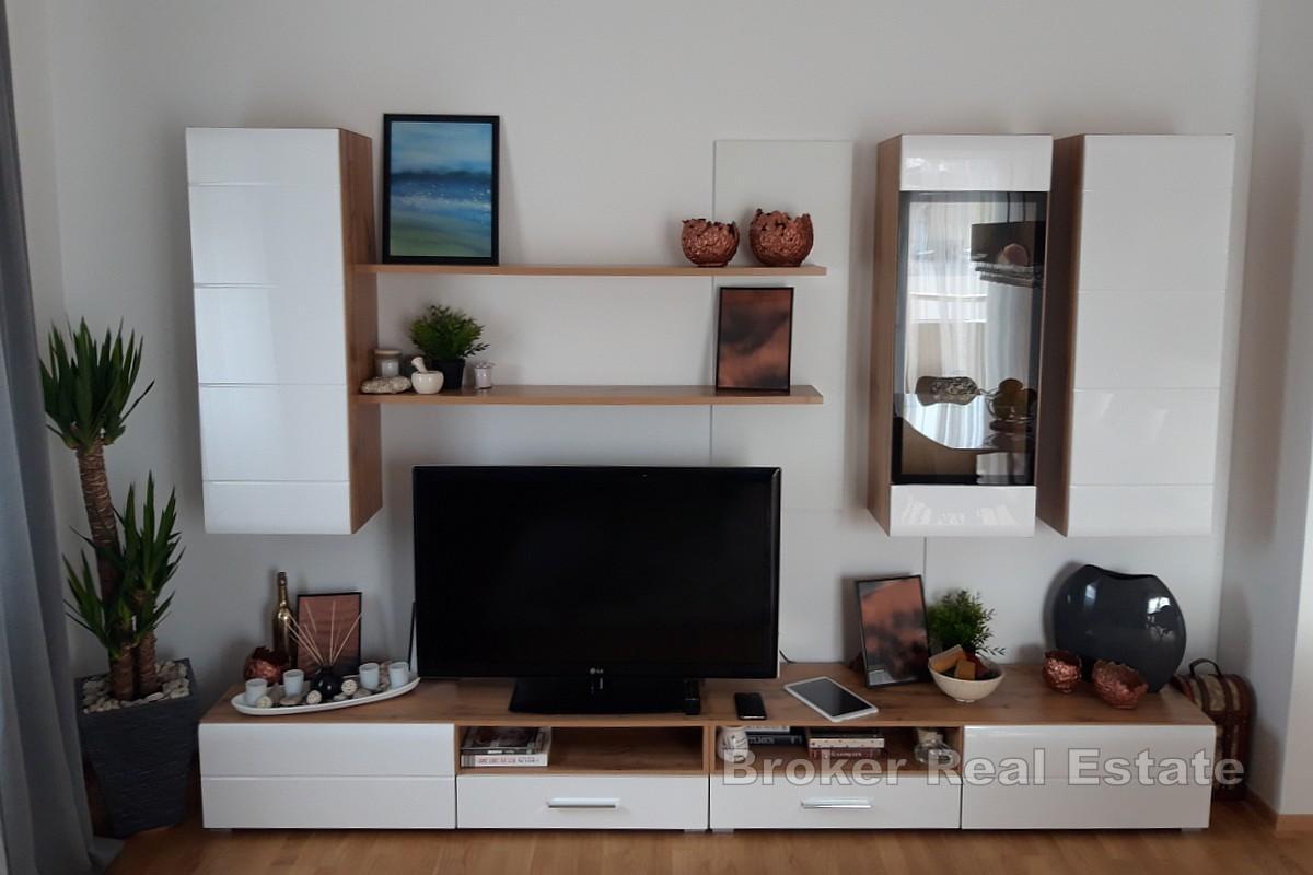 Modern lägenhet med två sovrum och stor terrass i en nyare byggnad