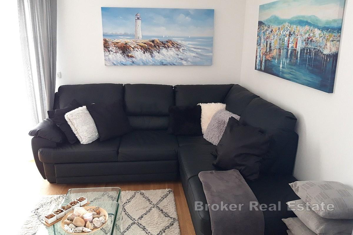 Moderan dvosoban stan s velikom terasom u novijoj zgradi