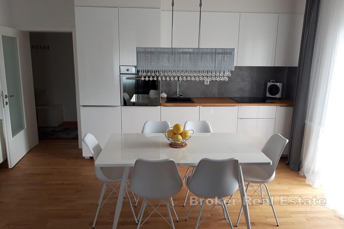 Moderní dvoupokojový byt s velkou terasou v novější budově