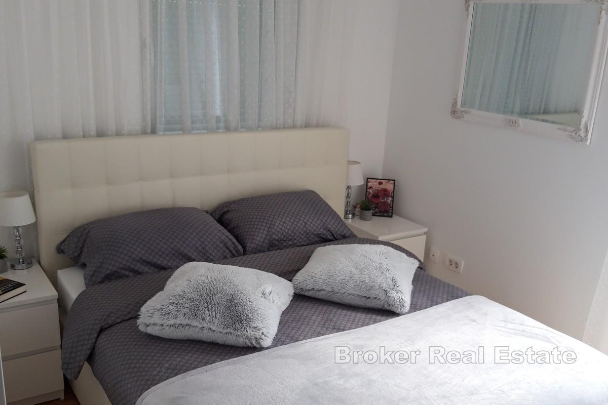 Moderan dvosoban stan s velikom terasom u novijoj zgradi