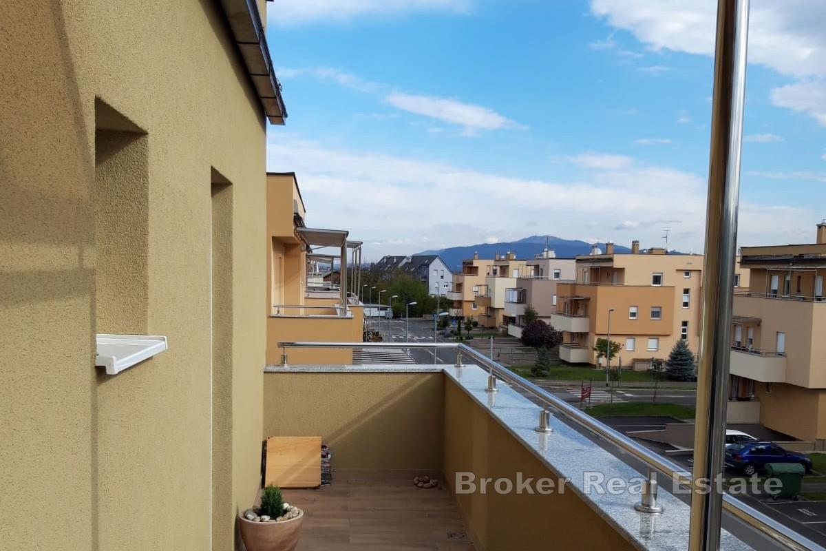 Moderan dvosoban stan s velikom terasom u novijoj zgradi