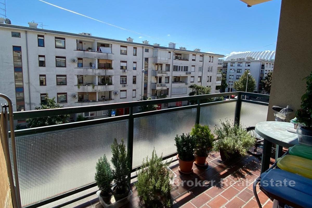 Appartement spacieux de deux chambres avec loggia, emplacement idéal