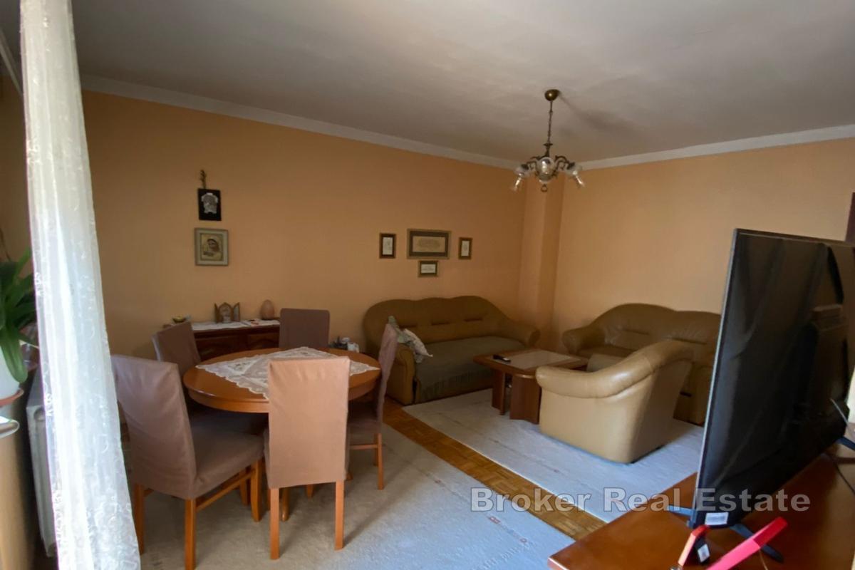 Appartement spacieux de deux chambres avec loggia, emplacement idéal