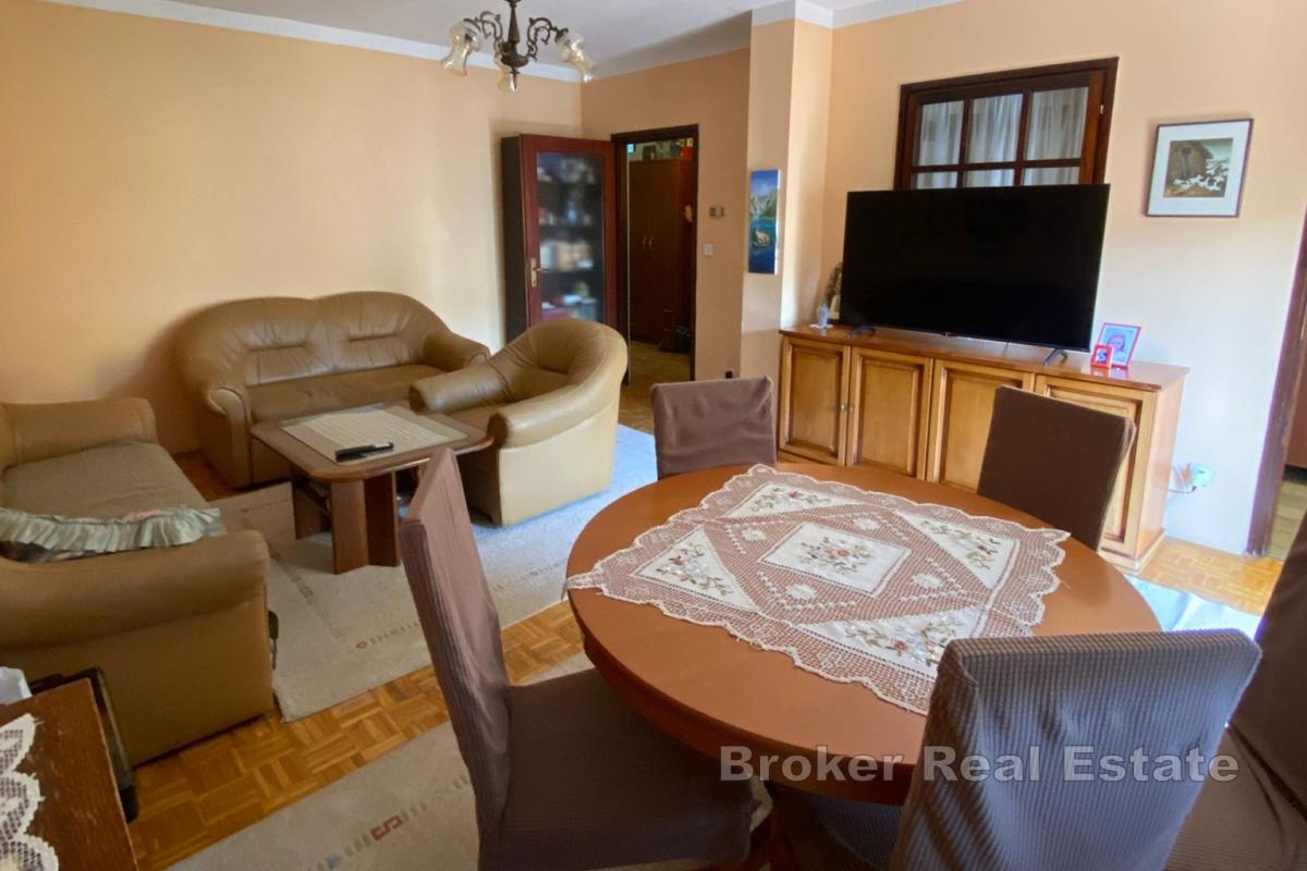 Appartement spacieux de deux chambres avec loggia, emplacement idéal