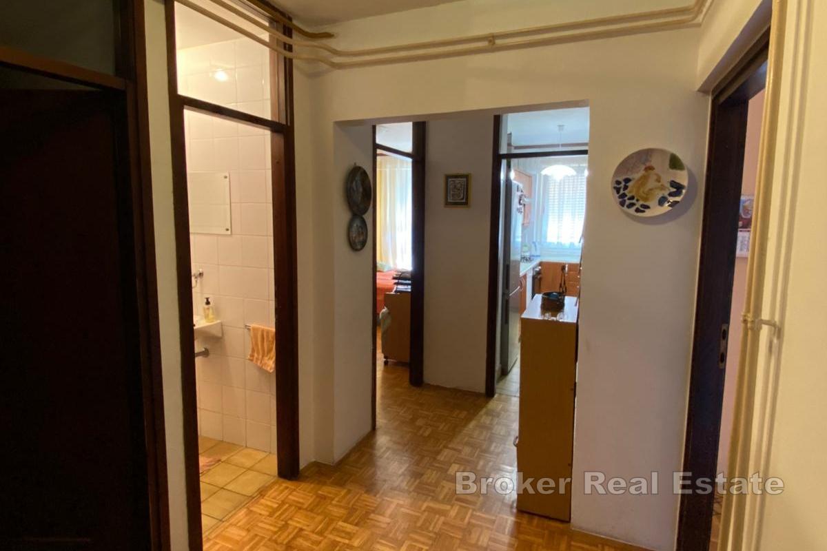 Appartement spacieux de deux chambres avec loggia, emplacement idéal