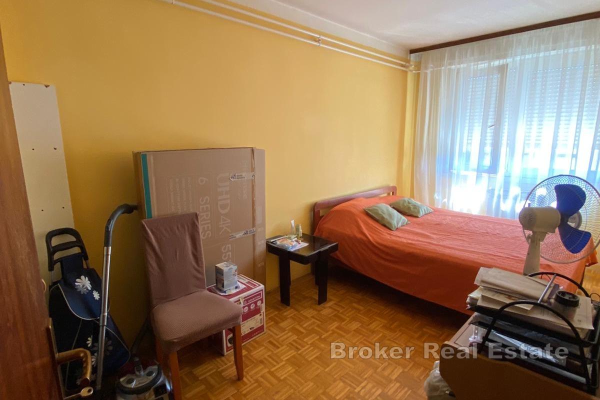 Appartement spacieux de deux chambres avec loggia, emplacement idéal