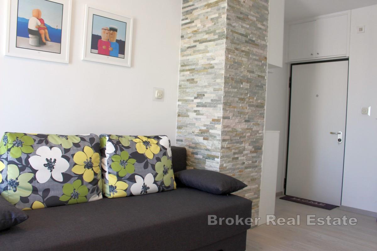 Osunčan jednosoban stan s pogledom na more