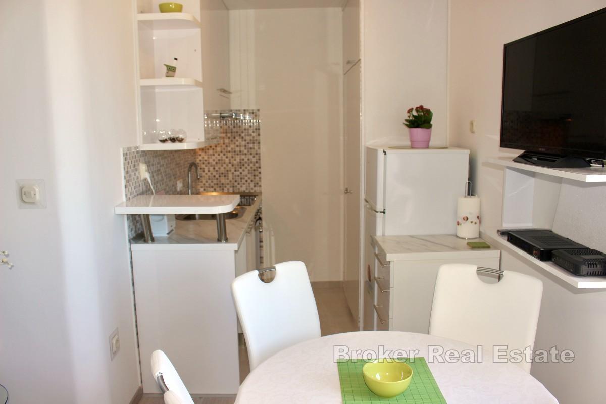 Osunčan jednosoban stan s pogledom na more