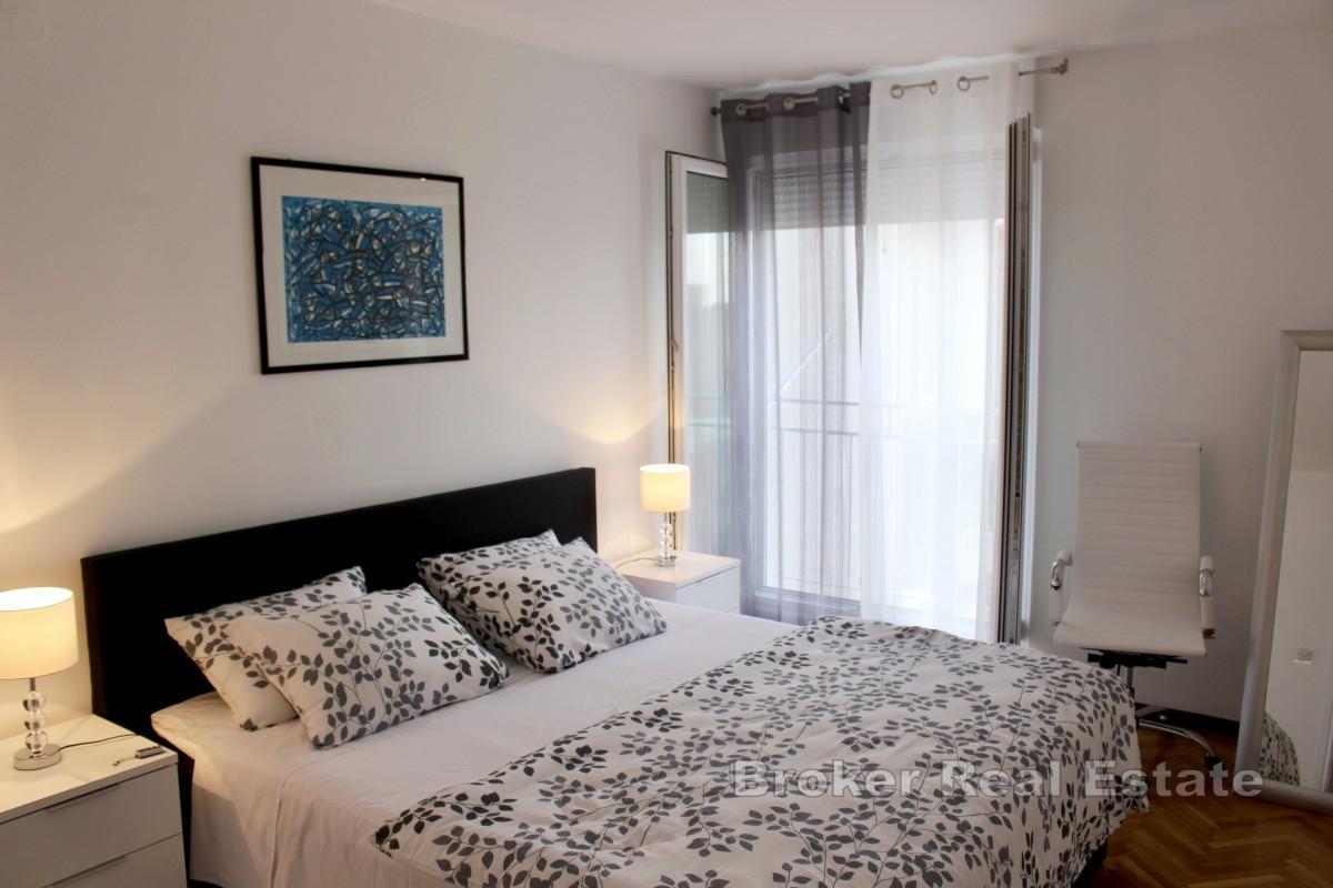 Osunčan jednosoban stan s pogledom na more