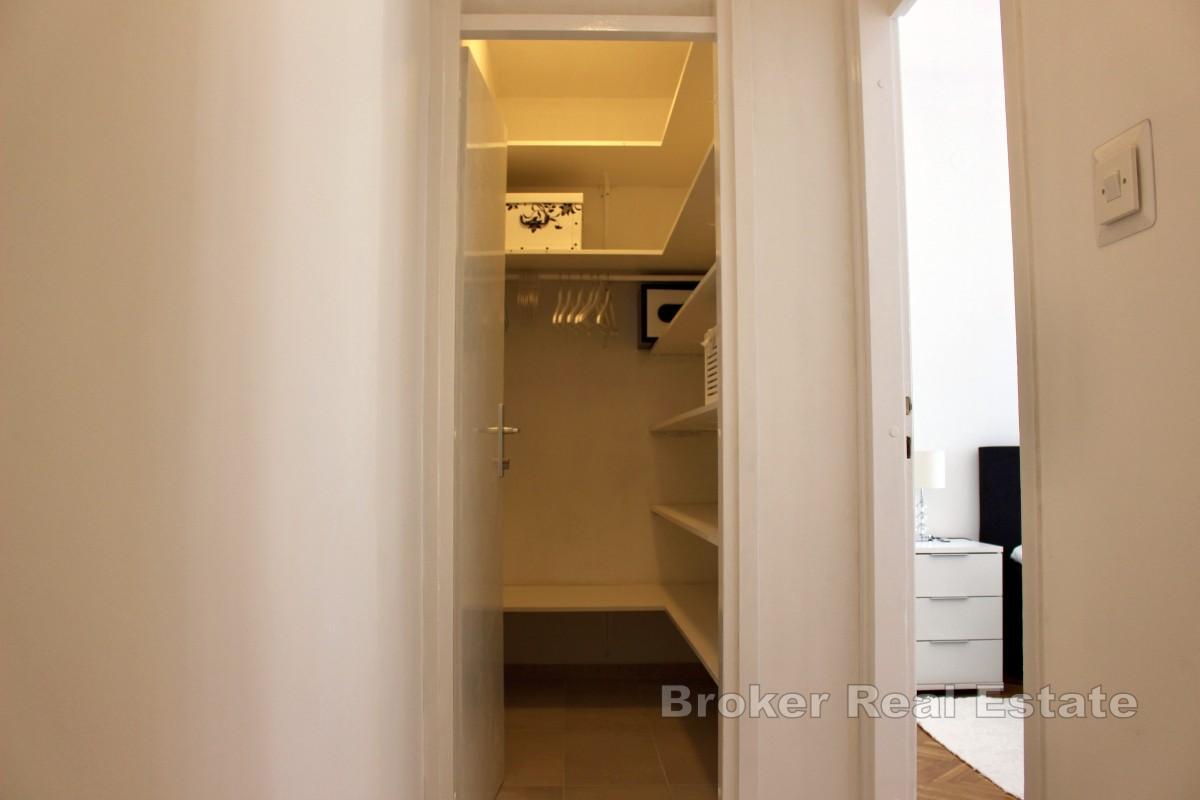 Osunčan jednosoban stan s pogledom na more