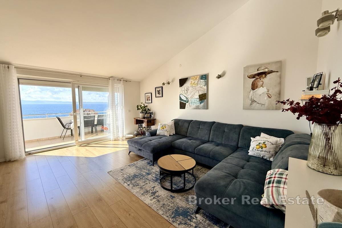 Prostran trosoban stan na atraktivnoj lokaciji s pogledom na more