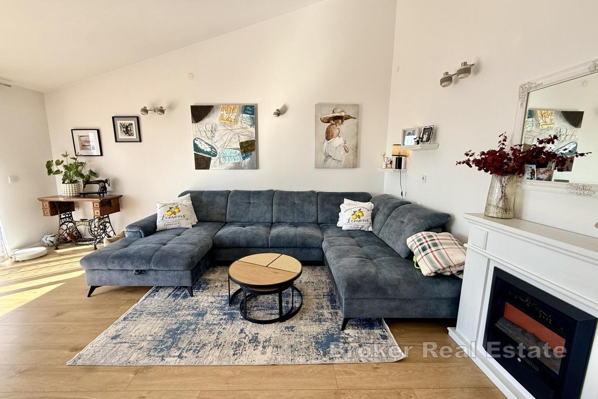 Przestronny apartament z trzema sypialniami w atrakcyjnej lokalizacji z widokiem na morze