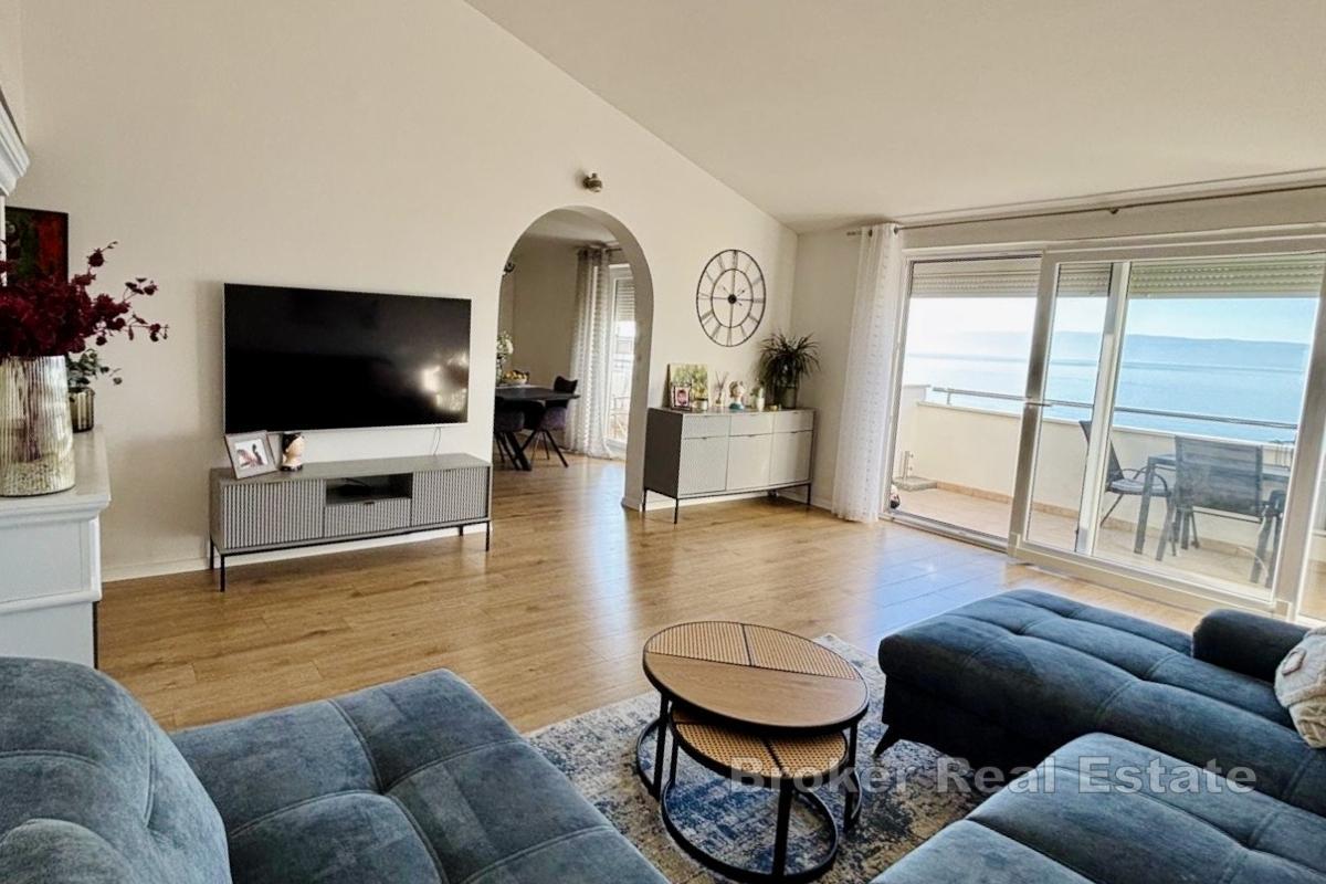 Przestronny apartament z trzema sypialniami w atrakcyjnej lokalizacji z widokiem na morze