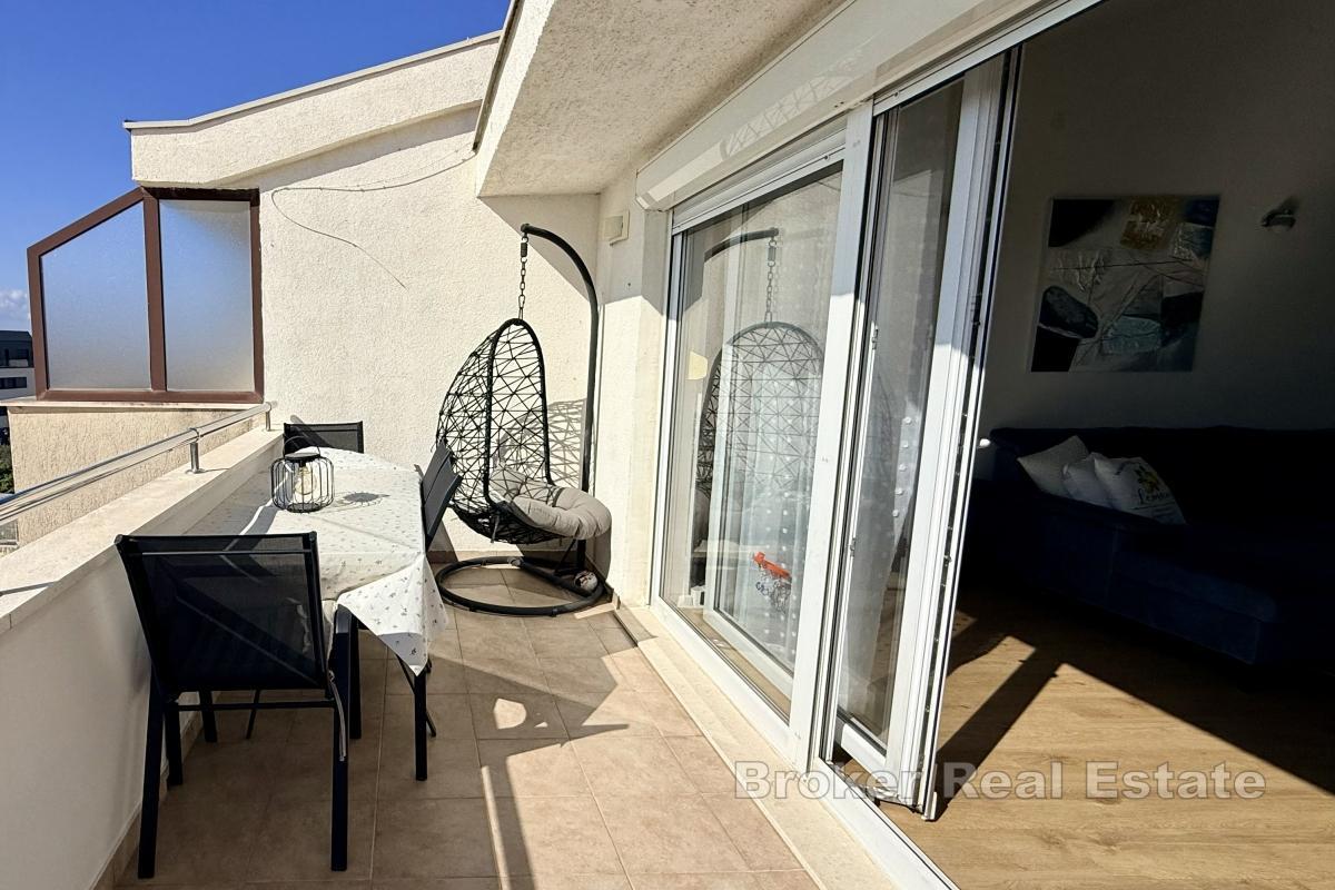 Przestronny apartament z trzema sypialniami w atrakcyjnej lokalizacji z widokiem na morze