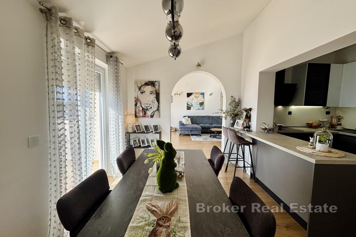 Przestronny apartament z trzema sypialniami w atrakcyjnej lokalizacji z widokiem na morze