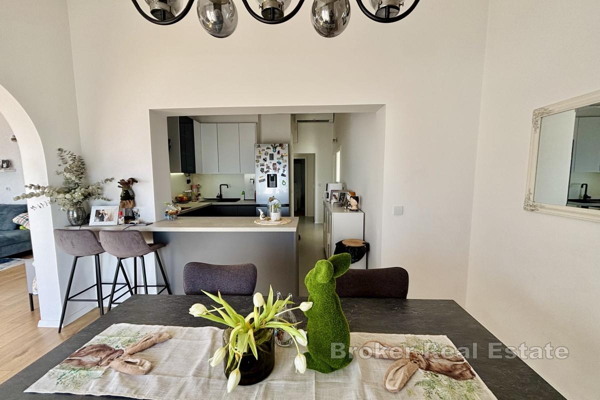 Przestronny apartament z trzema sypialniami w atrakcyjnej lokalizacji z widokiem na morze